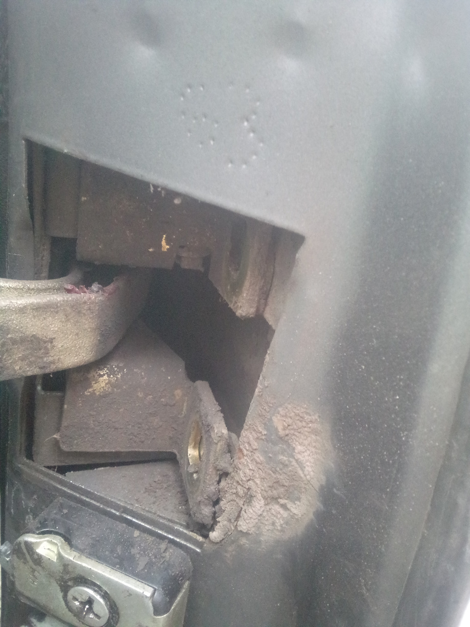 Кранштейн каретки остался на месте, и тогда я пошёл в слон искать крепление изнутри. — Lada 2120 Надежда