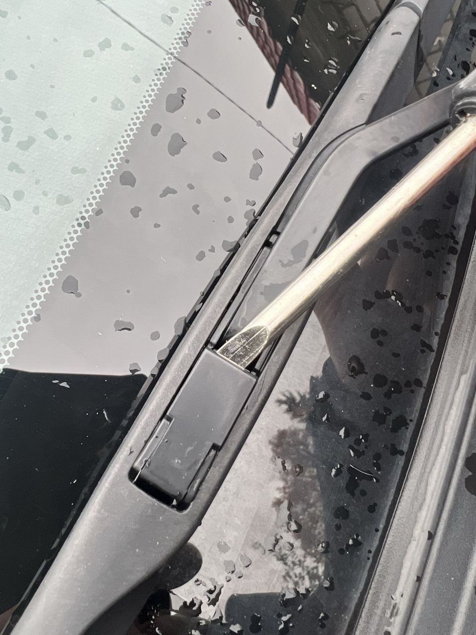 Отгибаем зажим отверткой — Toyota RAV4 (IV)