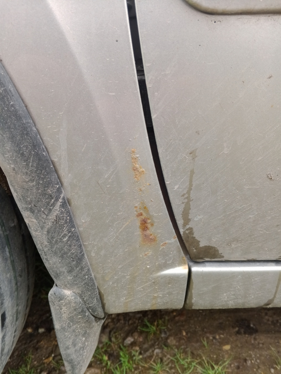 Левое крыло, но тут я сам случайно поцарапал снеговой лопатой. — Lada Гранта Лифтбек (2G)