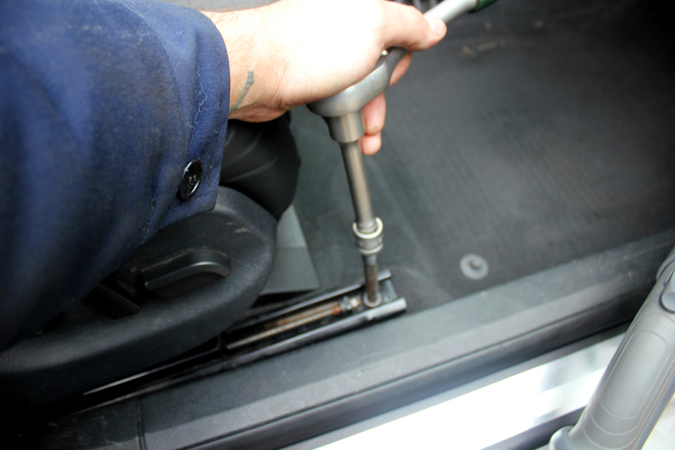 каким ключом откручивать сиденья