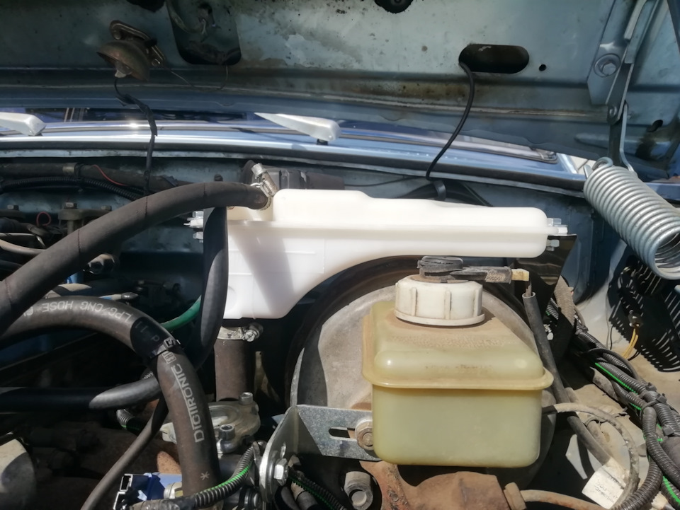 Выкидывает ОЖ через расширительный бачок. — ГАЗ 3110, 2,3 л, 2002 года ...