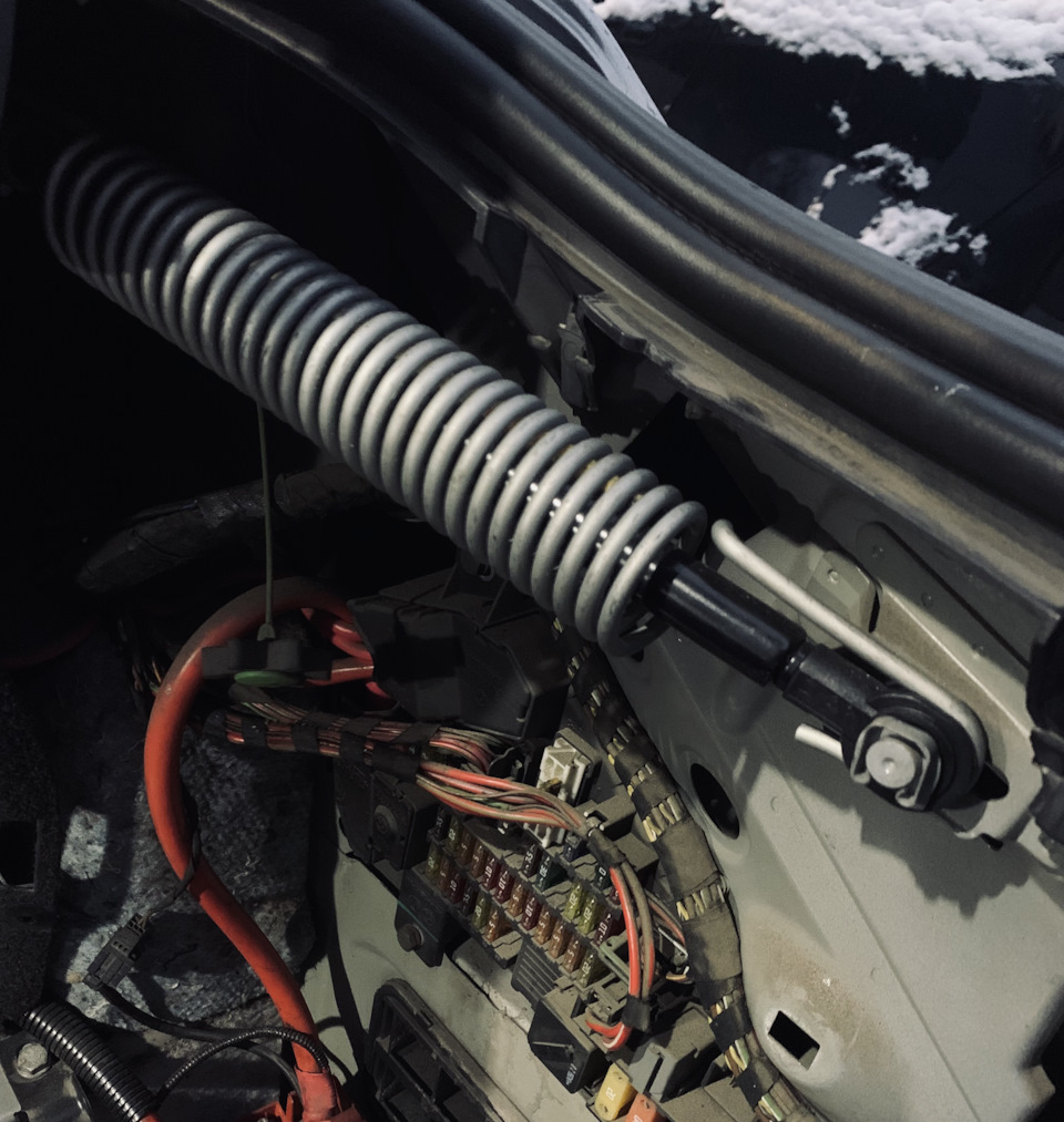 Замена амортизатора багажника! — BMW 5 series (E60), 2,5 л, 2004 года ...
