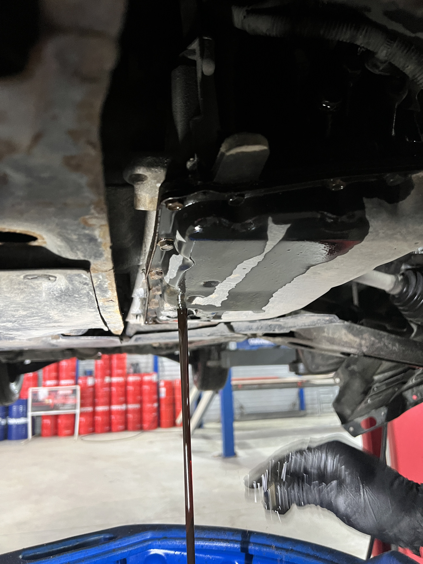 Замена масла в вариаторе митсубиси аутлендер 2. Замена масла в вариаторе Mitsubishi Outlander XL. Аутлендер Митсубиси 2018 масло в вариатор. Аппаратная замена масла в вариаторе. Подушка вариатора Митсубиси Аутлендер