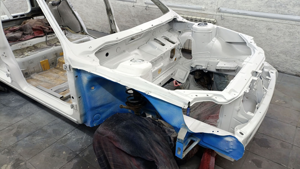 Обработанный кузов акриловой автогрунтовкой DUR UHS D541. Тестовое окрашивание брызговика с защитным покрытием — Lada Приора хэтчбек