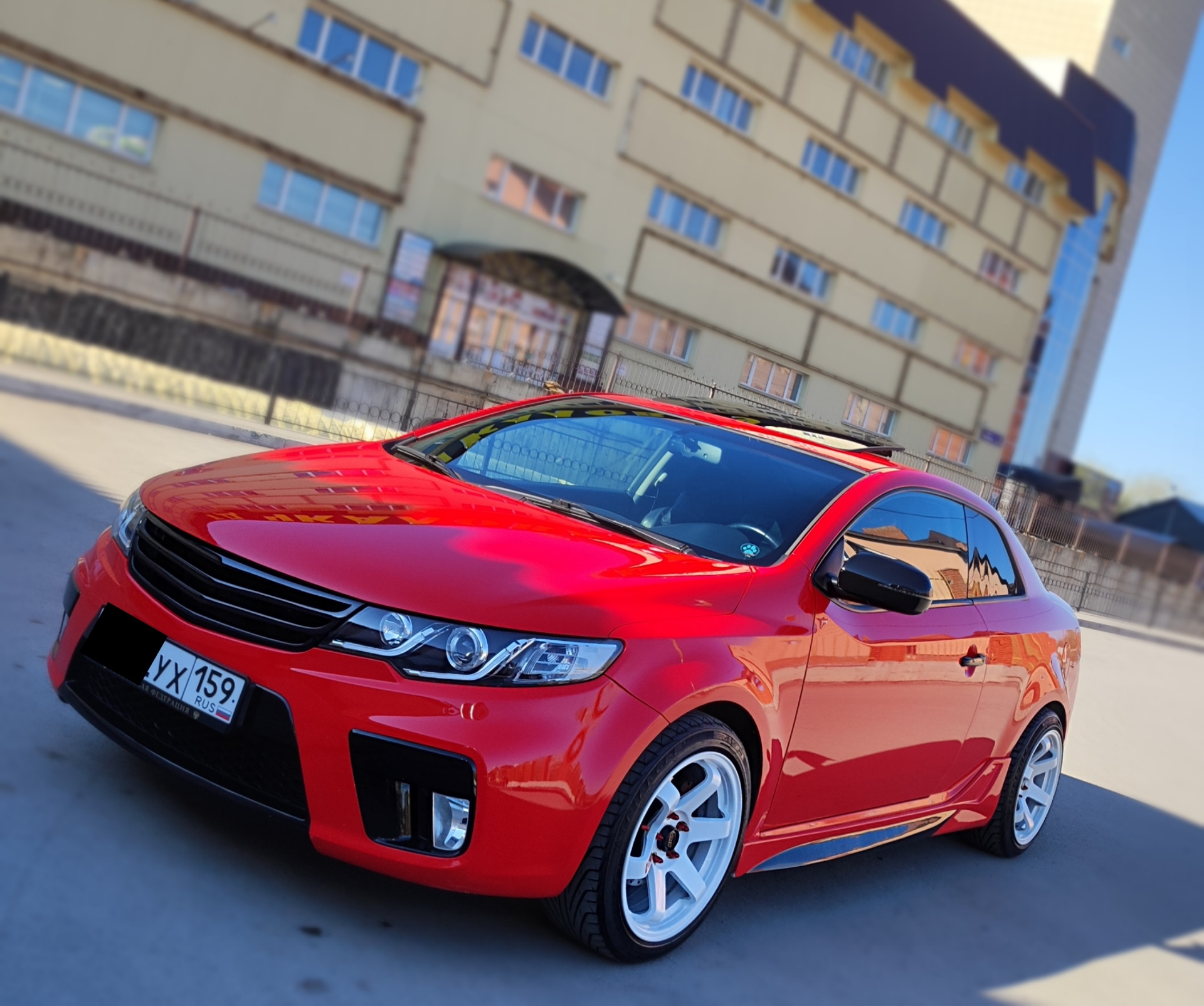 Kia Cerato Koup белая в наклейках