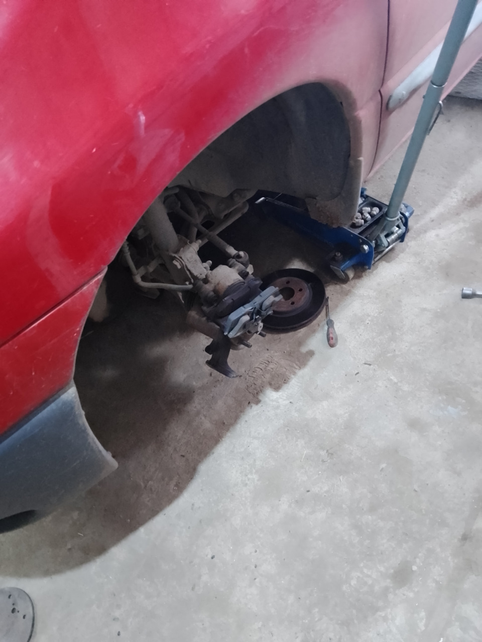 Болты направляющих суппорта — Dodge Caravan III, 2,4 л, 1999 года ...