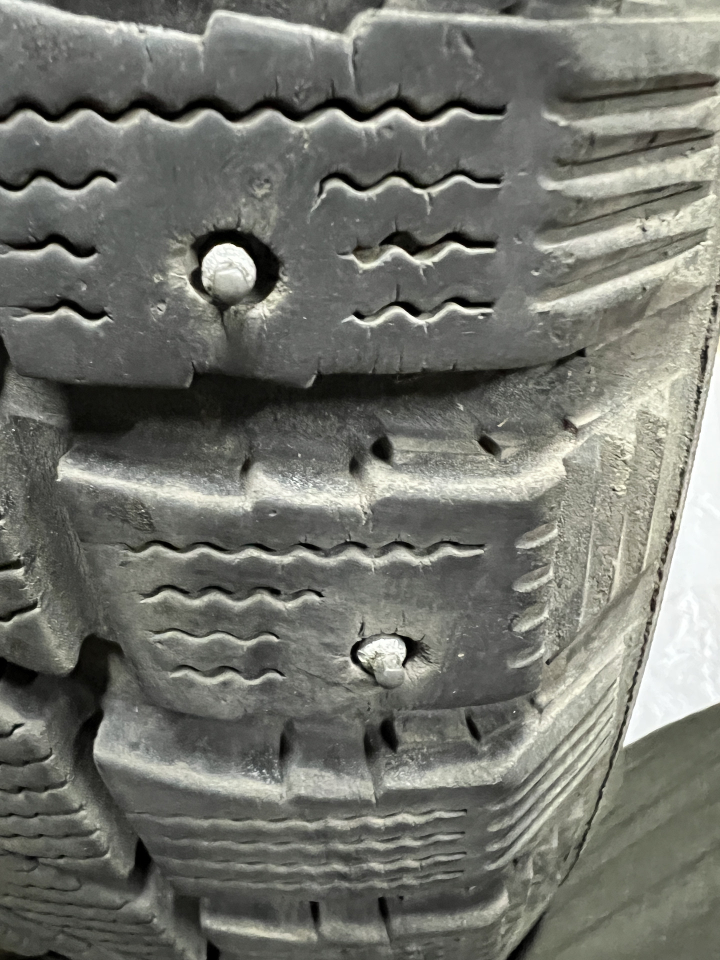 Перешиповка зимних шин с помощью ремонтных шипов и устройства «Дошипун ...