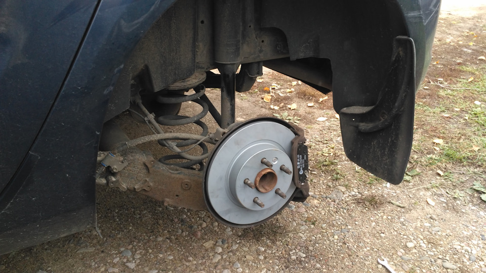 Замена задних тормозов или почему не стоит затягивать ручник зимой ...