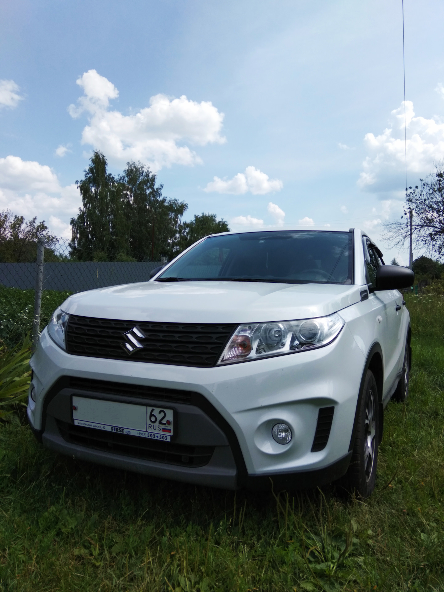 Suzuki Vitara белая