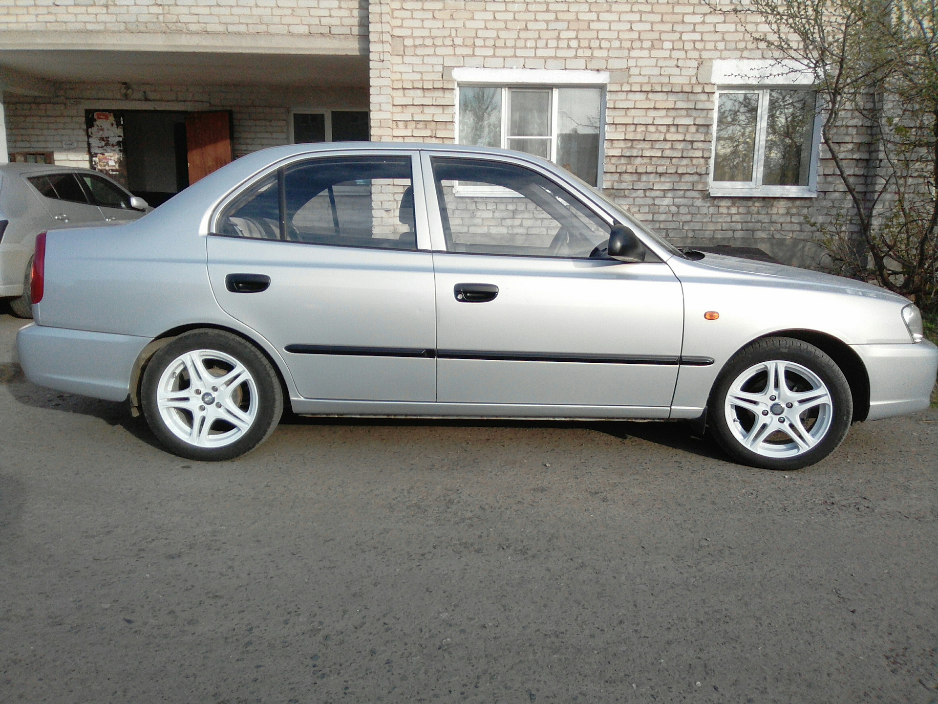 Диски на акцент. Hyundai Accent r15. Hyundai Accent диски r15. Hyundai Accent на 15 дисках. Акцент на дисках r15.