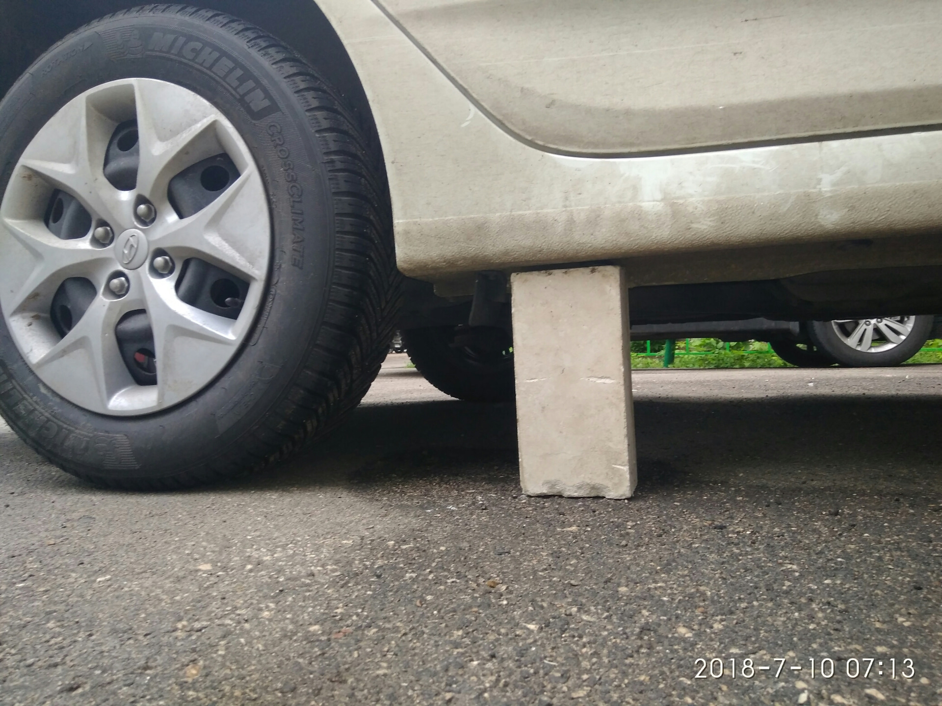 Солярис 2 запасного колеса сплен. Проколотое колесо. Гайка колесная хендай солярис. Шпильки колес на хендай солярис 1. Крепление колеса хендай солярис.