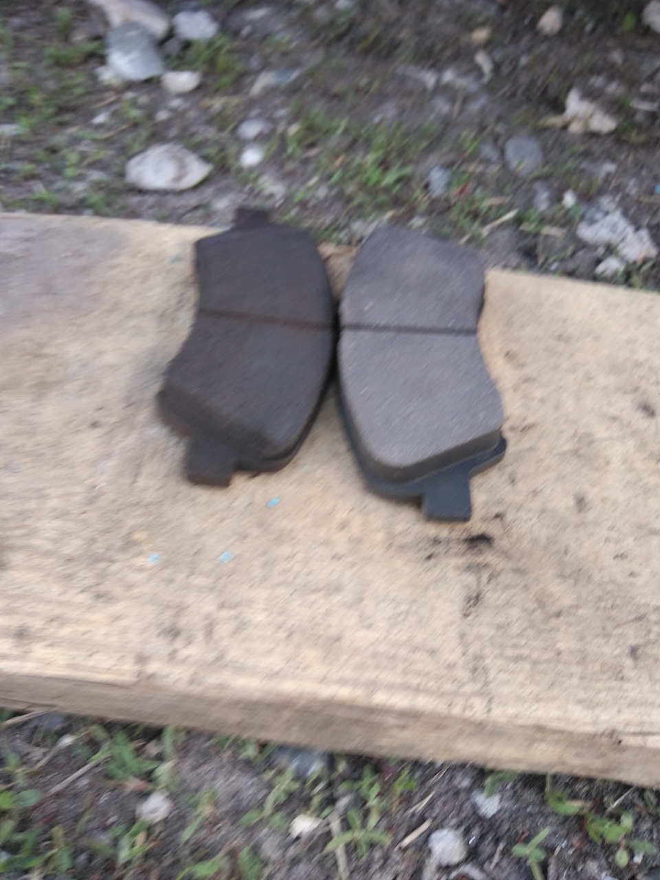 Старая и новая колодка, на старых осталось еще 4 миллиметра. — KIA Rio (3G)