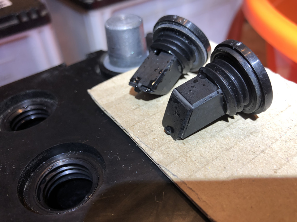 Вот такие пробки с дренажем для выхода газов… — Mitsubishi Pajero Sport (1G)