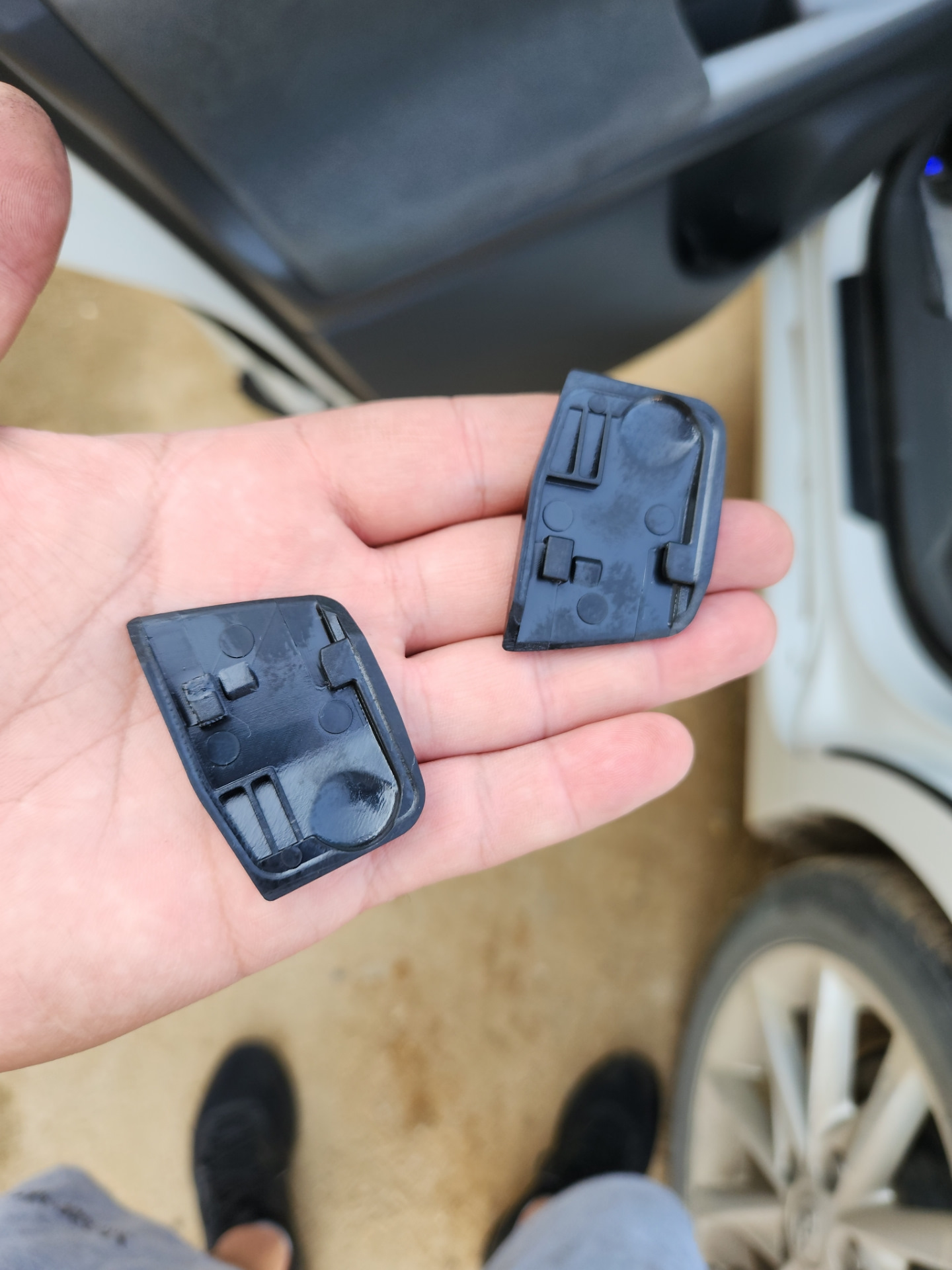 Стабилизаторы дверок — Toyota Prius V, 1,8 л, 2012 года аксессуары