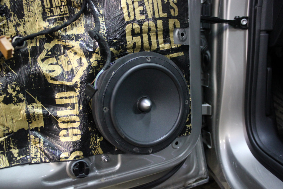 Низкие частоты в задних динамиках, bolero, что ты делаешь, прекрати ...