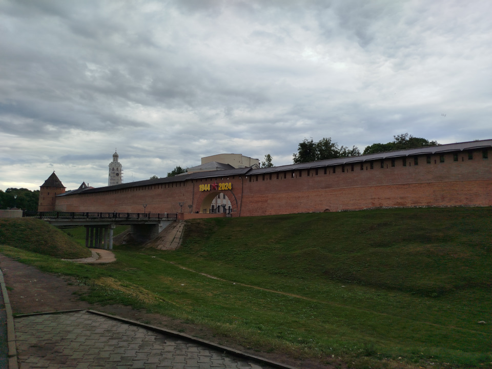 Центральный вход в Кремль. Мне показалось, что Новгородский самый большой по площади среди всех кремлей, за исключением московского. — Renault Kaptur (2020)
