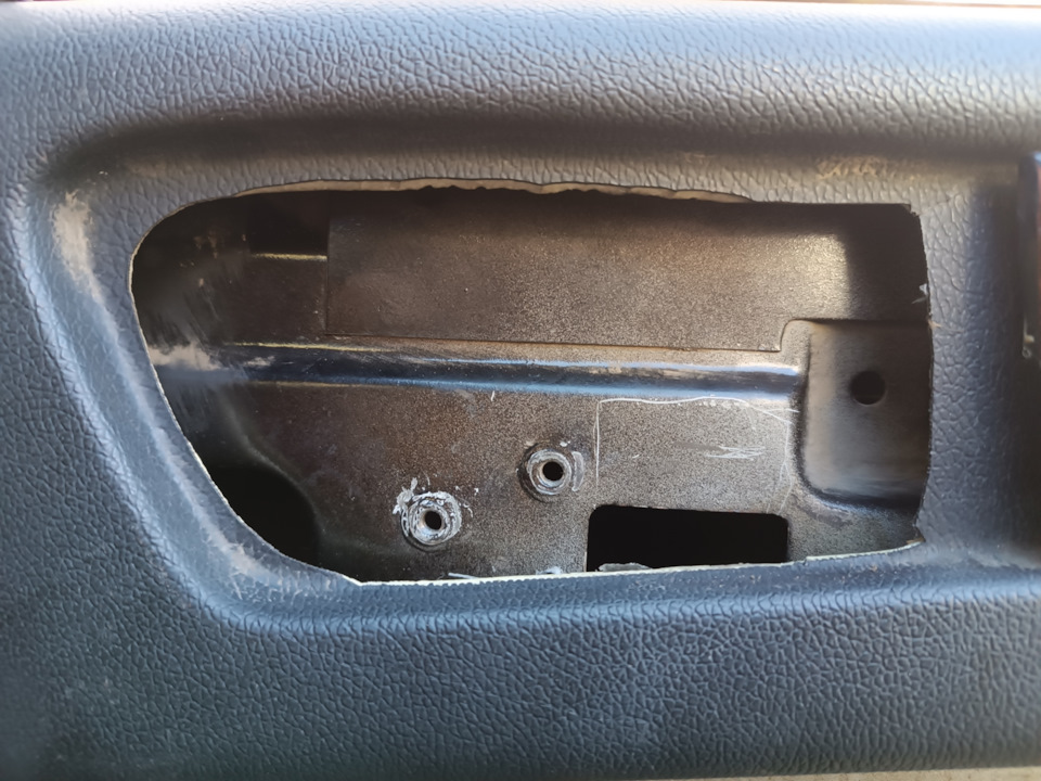 По царапинам понятно, сколько нужно металла убрать, чтобы ручка открывания встала нормально — ГАЗ 3110