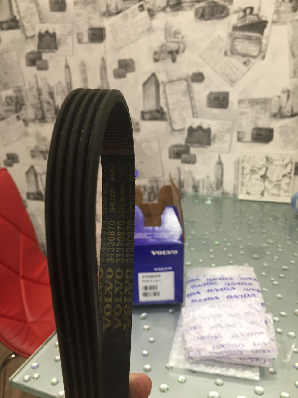 Второй ремешок после 40тыс пробега — Volvo XC70 III. Запчасти на фото: 31330870, 5PK1121