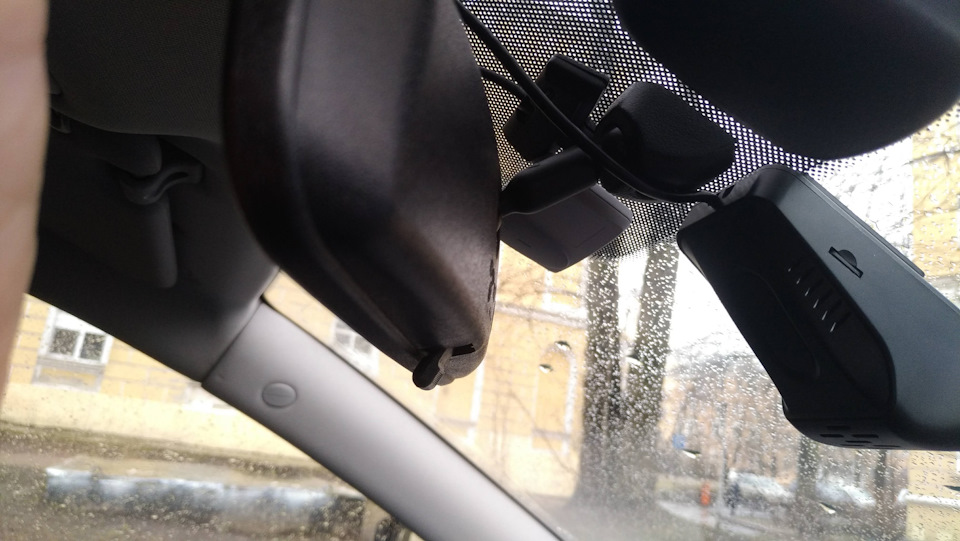 справа разъем для карточки микро-сд и светодиод внутри корпусА, под решеткой (мигает при записи) — Hyundai ix35