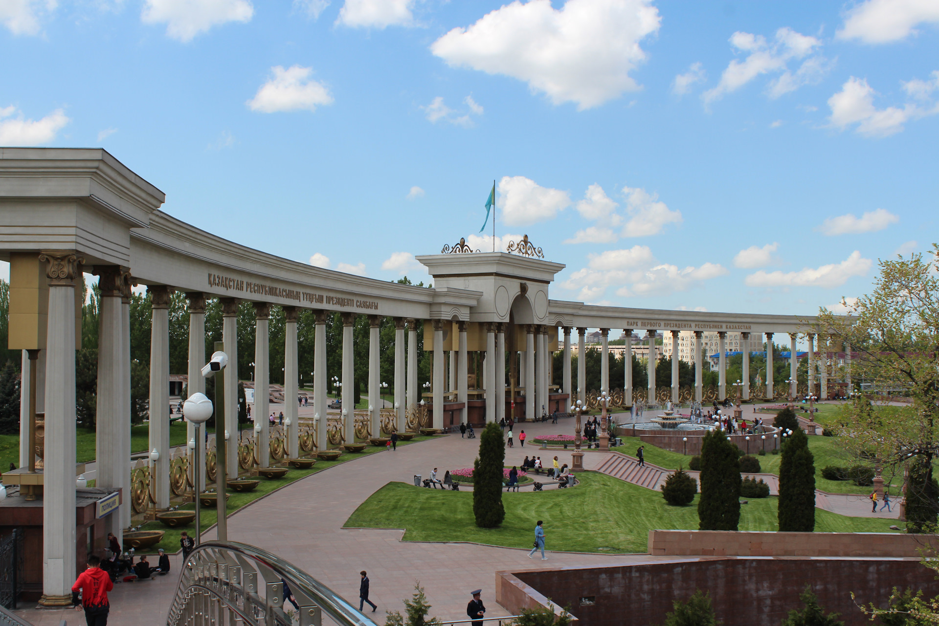 Колоннада билеты. Колоннада музей парк Победы Москва. Уральск колоннада в парке. Колоннада Максима Горького. Атырау Казахстан колоннада.