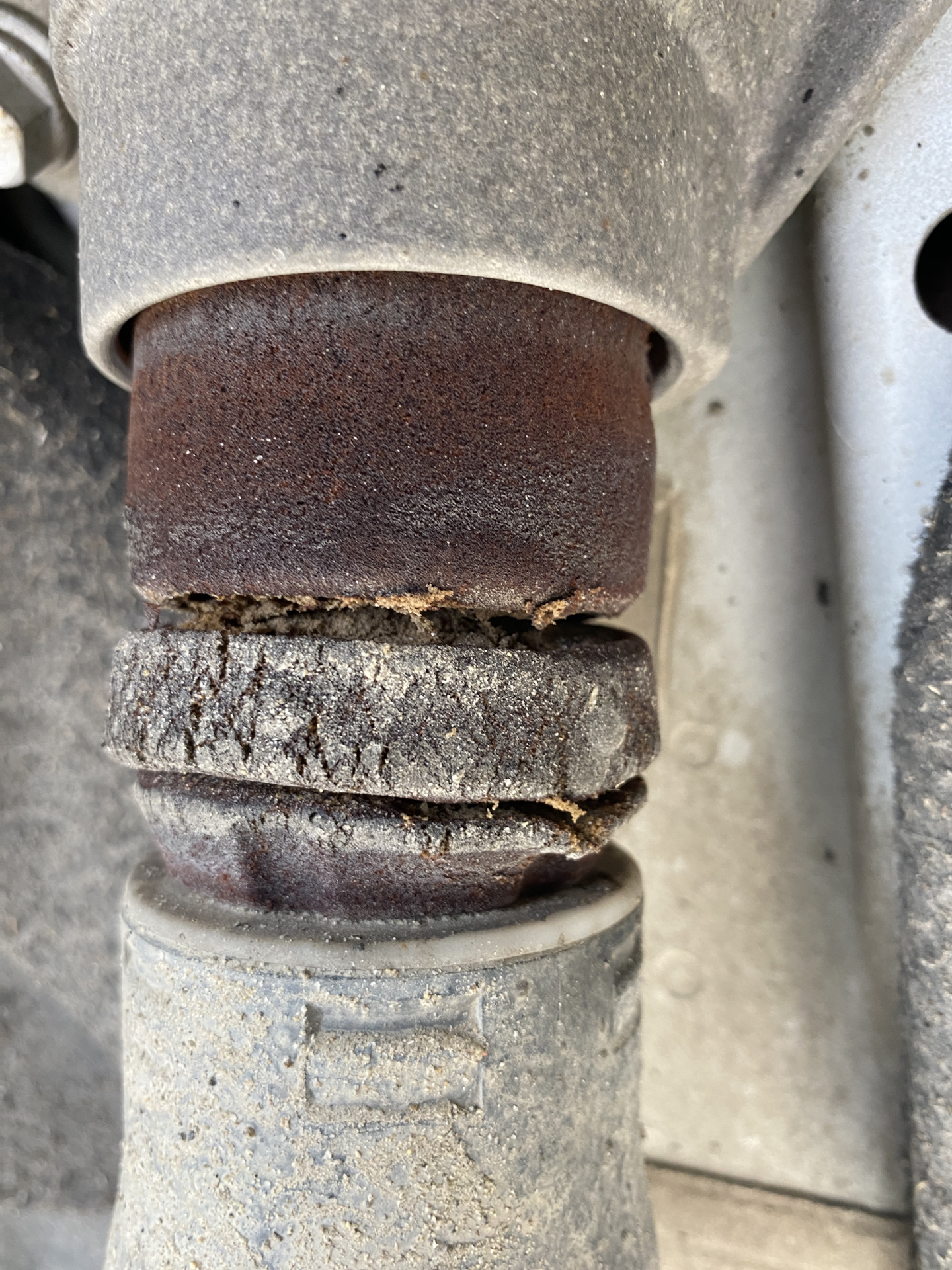 Замена отбойников задних амортизаторов — Audi Q5 (2G), 2 л, 2017 года ...