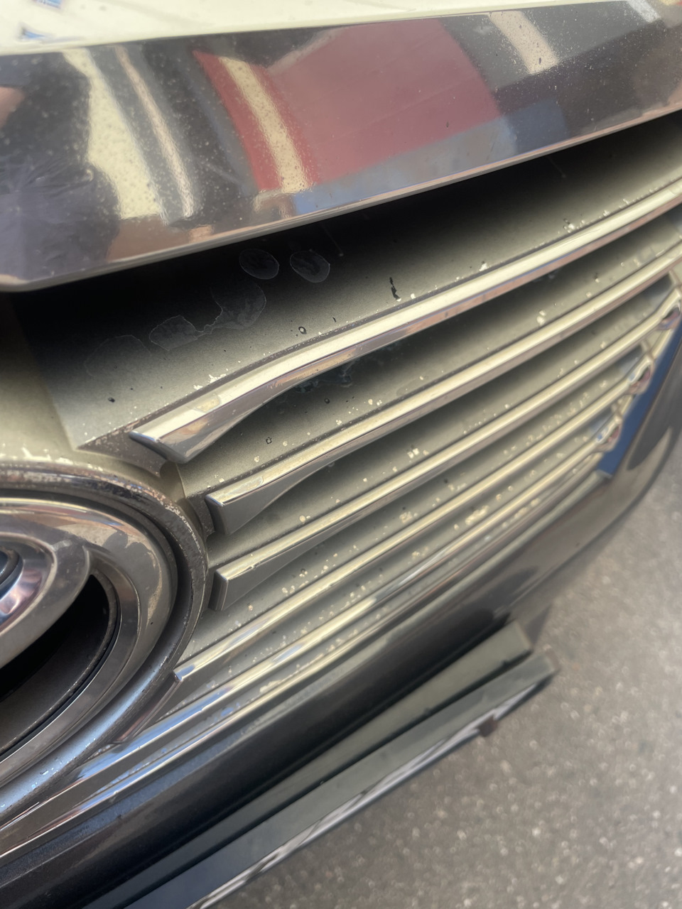 Решетка радиатора — Toyota Camry (XV50), 3,5 л, 2013 года | запчасти ...