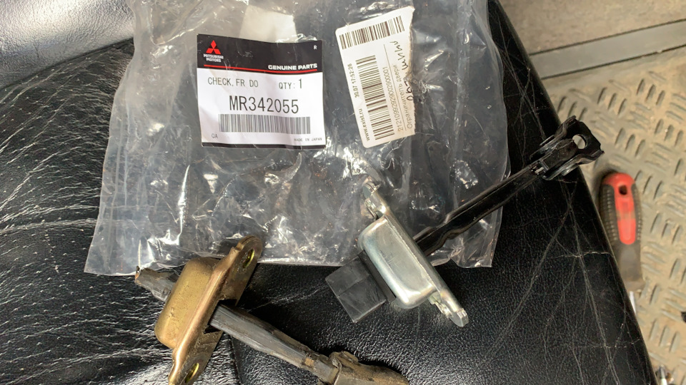 Фото в бортжурнале Mitsubishi Pajero (3G). Запчасти на фото: MR342055