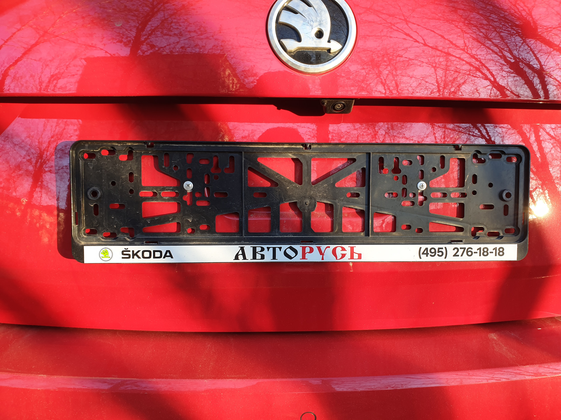 №5 Правильные номерные рамки RCS Light — Skoda Rapid (1G), 1,4 л, 2017 ...