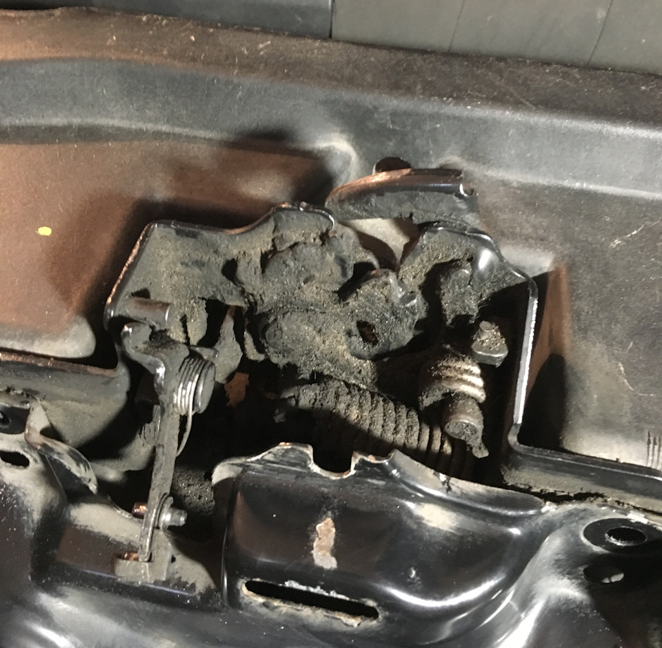 Чистка и смазка замка капота — Volkswagen Golf Mk4, 1,4 л, 2002 года ...