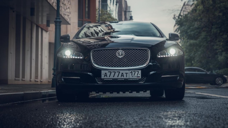 Jaguar XJ Black