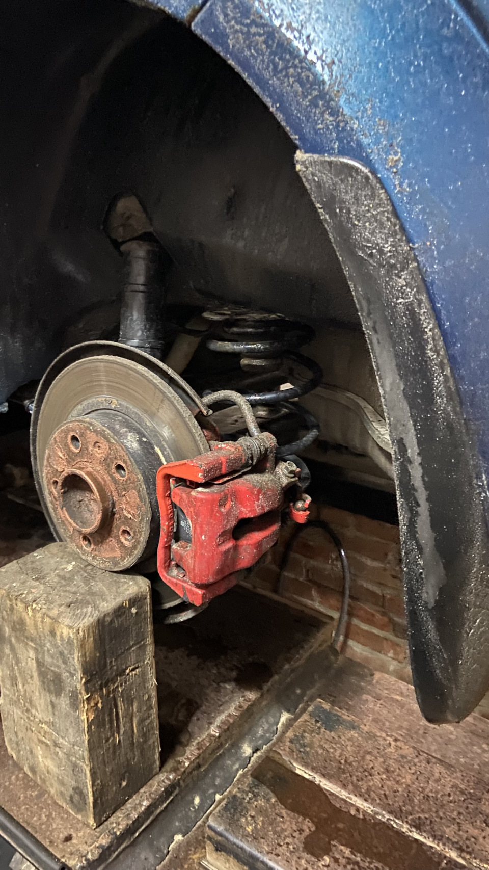 как выпрямить пружину из под ручки. греть пружины занижение. как разогнуть пружину. выровнять пружину. чашка опоры амортизатора ниссан альмера классик в10.