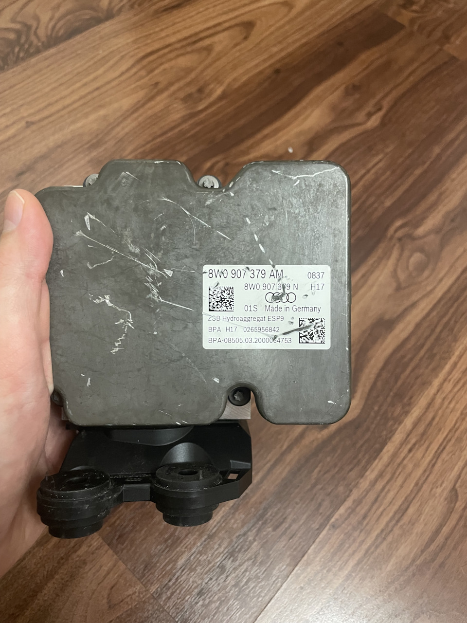 2 — Audi A4 (B9). Запчасти на фото: 8W0907379AM