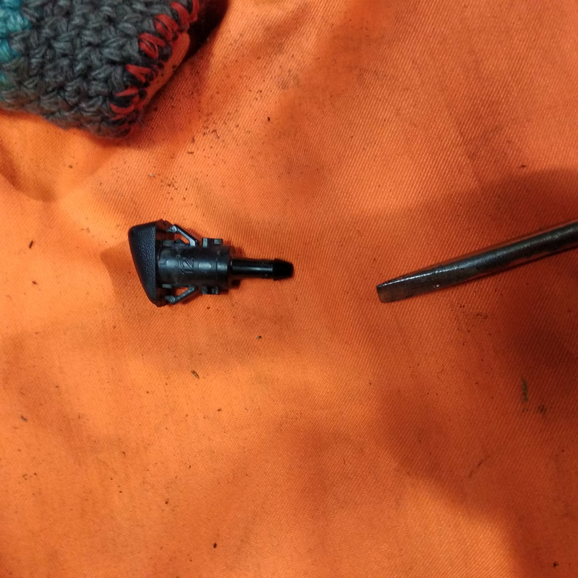 форсунки стеклоомывателя заднего стекла renault sandero 2011. плохо брызгают форсунки. Rr61667205117 roadrunner форсунка омывателя лобового стекла. веерные форсунки омывателя ваз 2110. рено сандеро степвей омыватель задний.