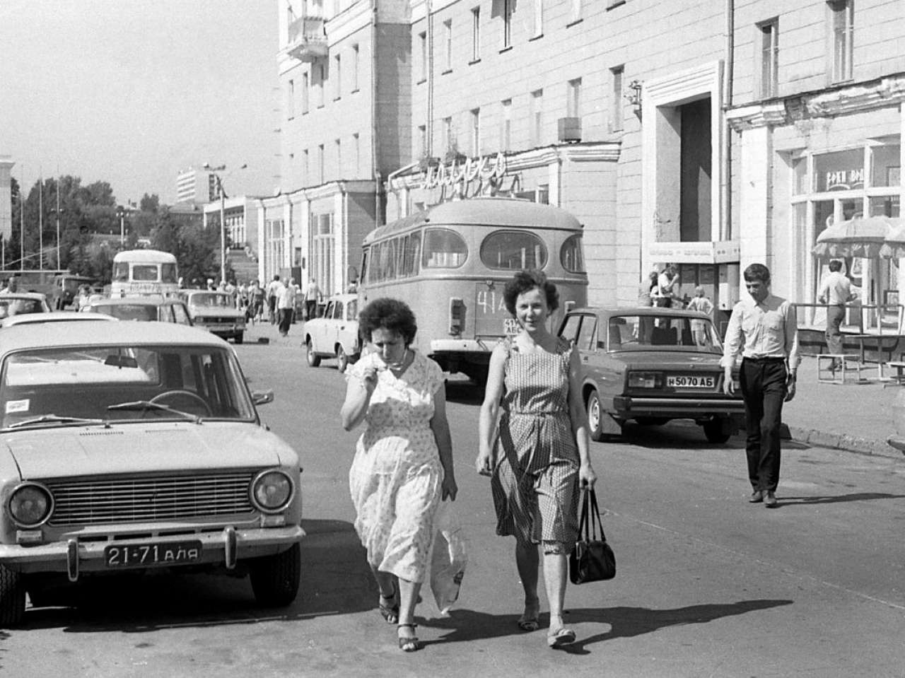 Ретро 2000 года. Барнаул 1980 Ленина улица. Барнаул 1980 год. Улица Советская. СССР В 1980-Е годы.