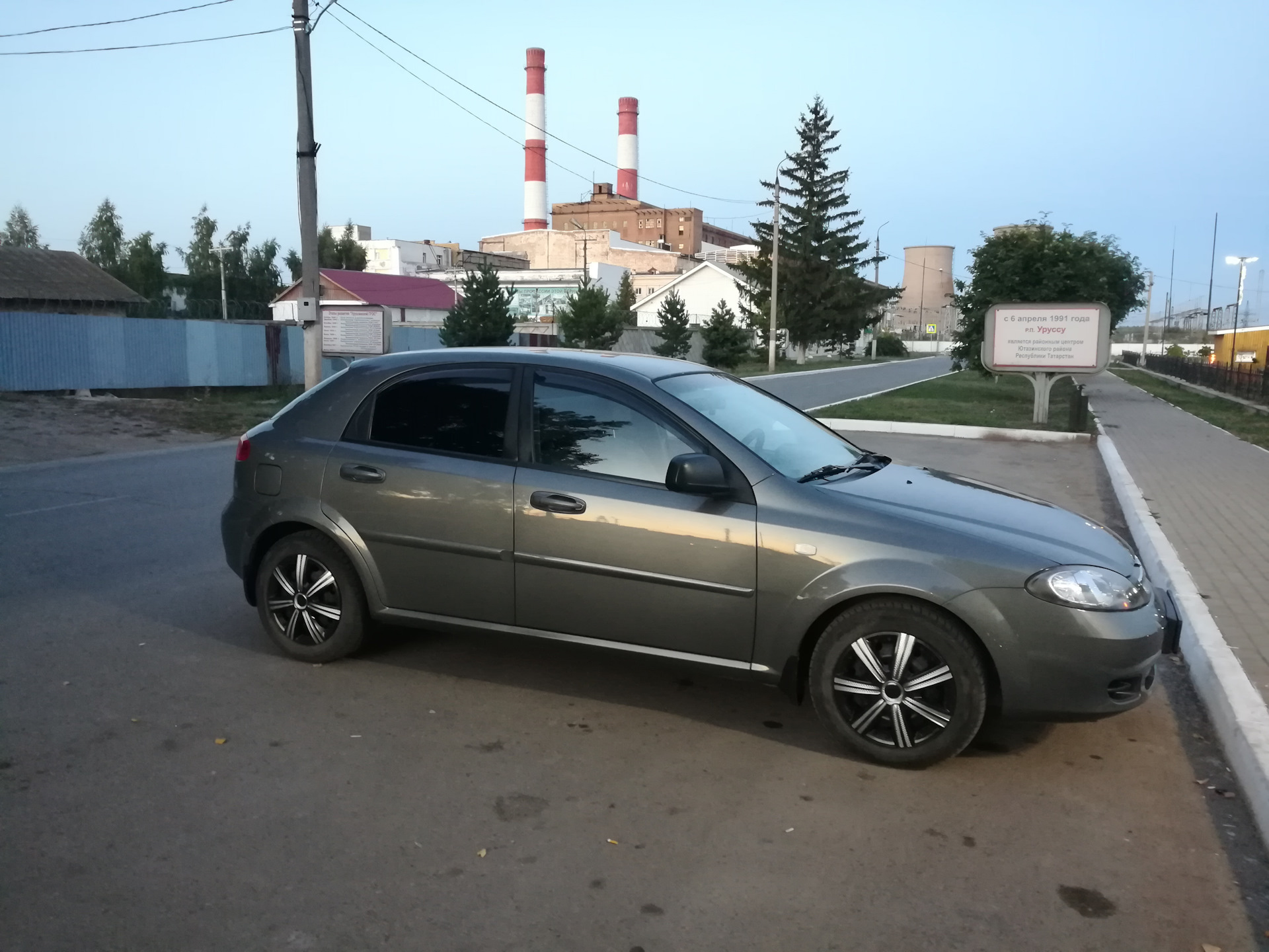 Дефлекторы на окна и новые неоригинальные колпаки — Chevrolet Lacetti 5D,  1,4 л, 2012 года | аксессуары | DRIVE2