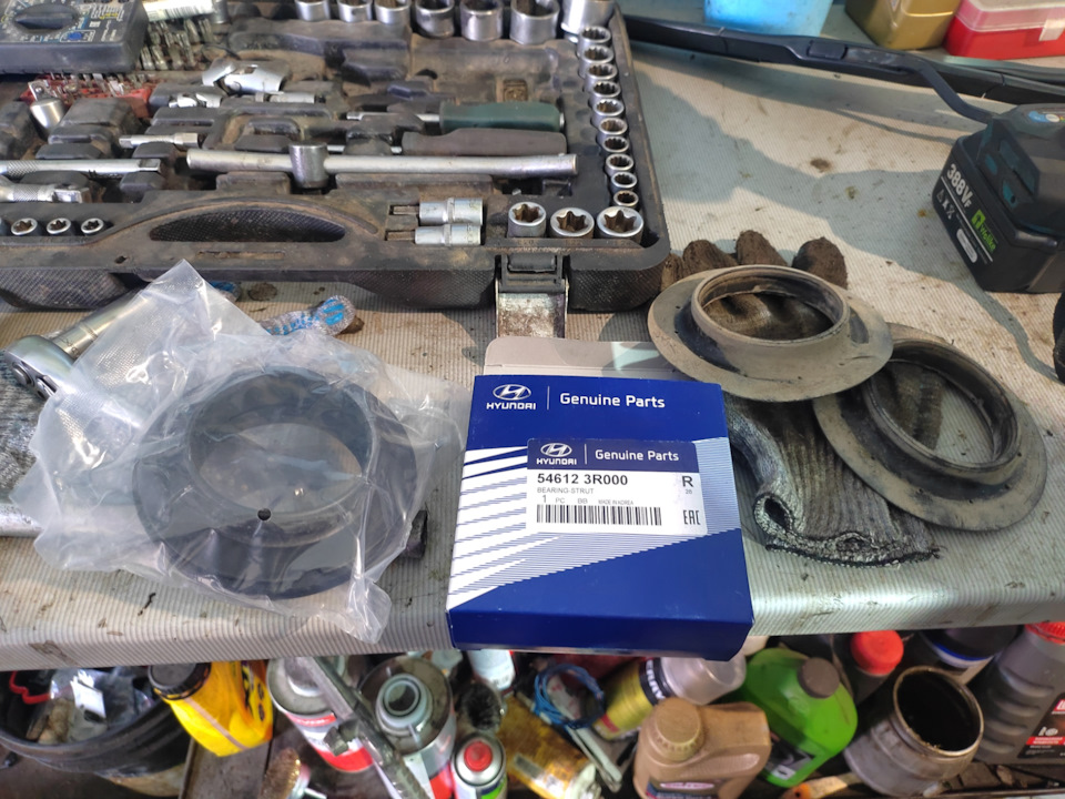 Подшипники опоры — KIA Sportage (3G). Запчасти на фото: 546123R000