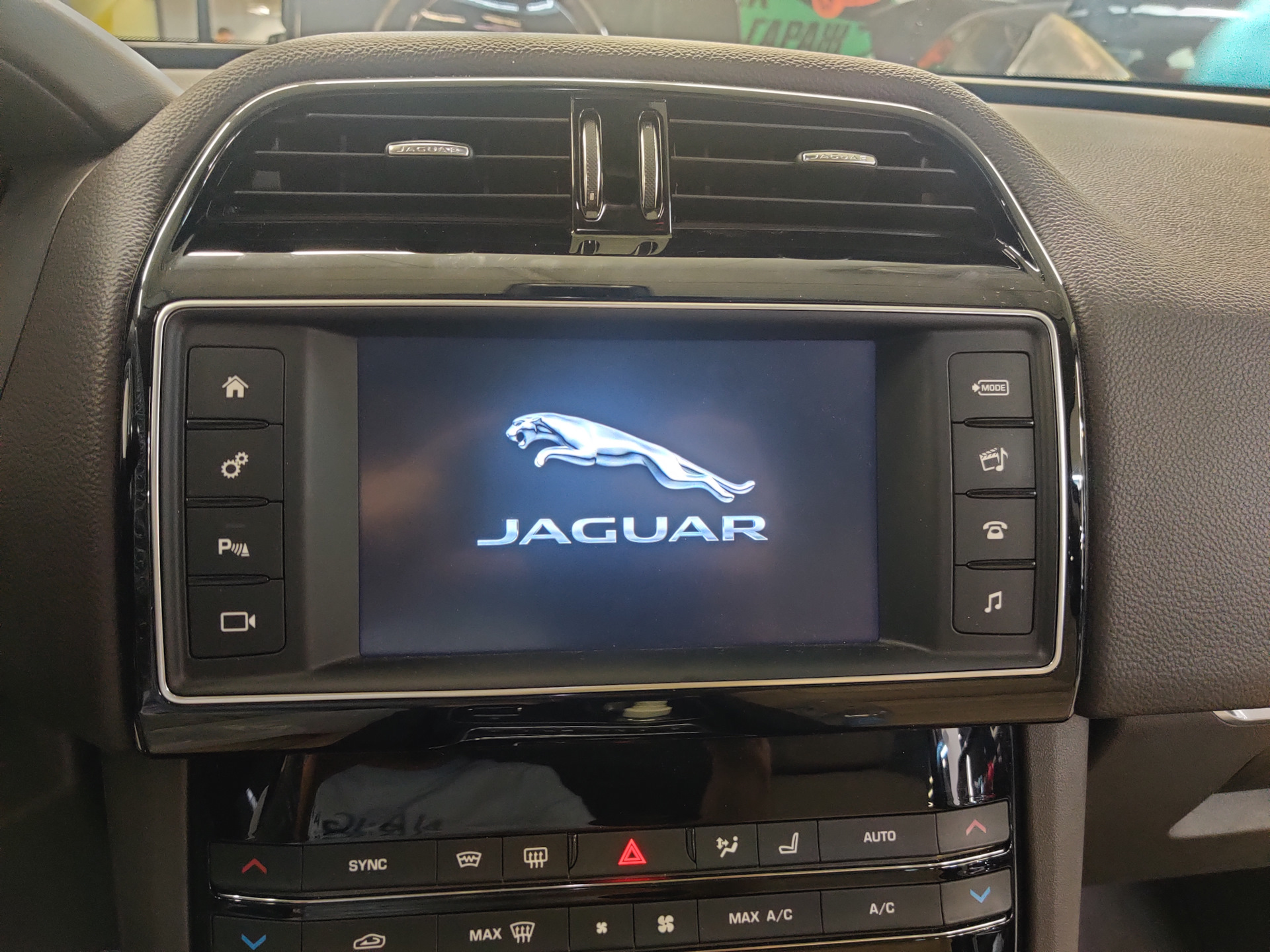 Штатный дисплей. Замена монитора на Jaguar f-Pace.