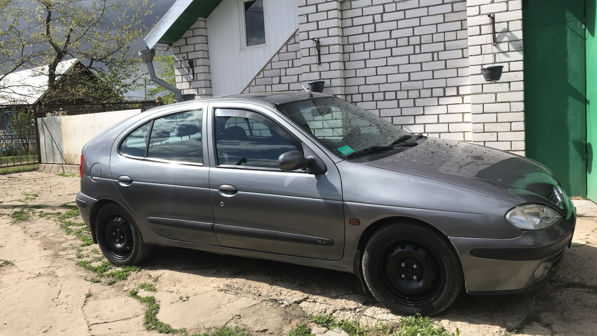 Renault Megane I 1.6 бензиновый 1999 | Мокрый асфальт на DRIVE2