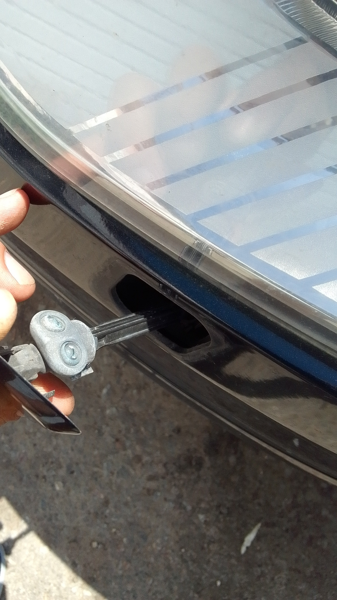 12. Замена форсунки омыватель фар — Ford Galaxy (Mk III), 2,3 л, 2008 ...