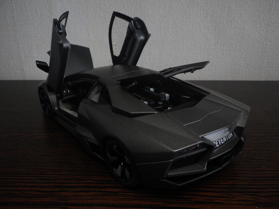 Autoart 1/18 Lambo reventon 中古 1/18 AUTOart Lamborghini Reventon (Black) Diecast Car Model