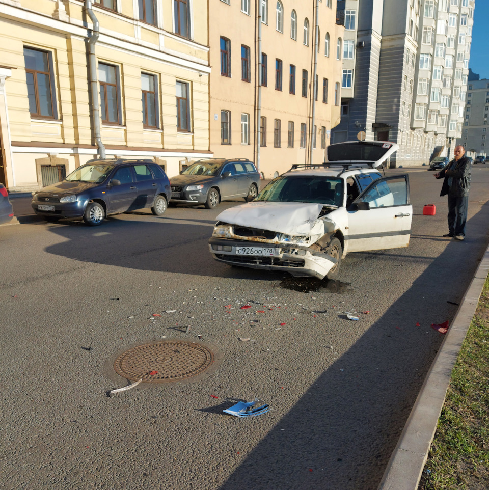 Машин много — места мало: не разъезжаются — вот и врезаются. — Volkswagen  Golf Mk7, 1,4 л, 2014 года | ДТП | DRIVE2