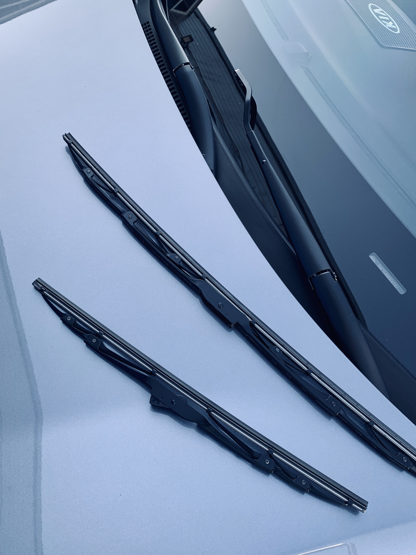 Hybrid wiper blades