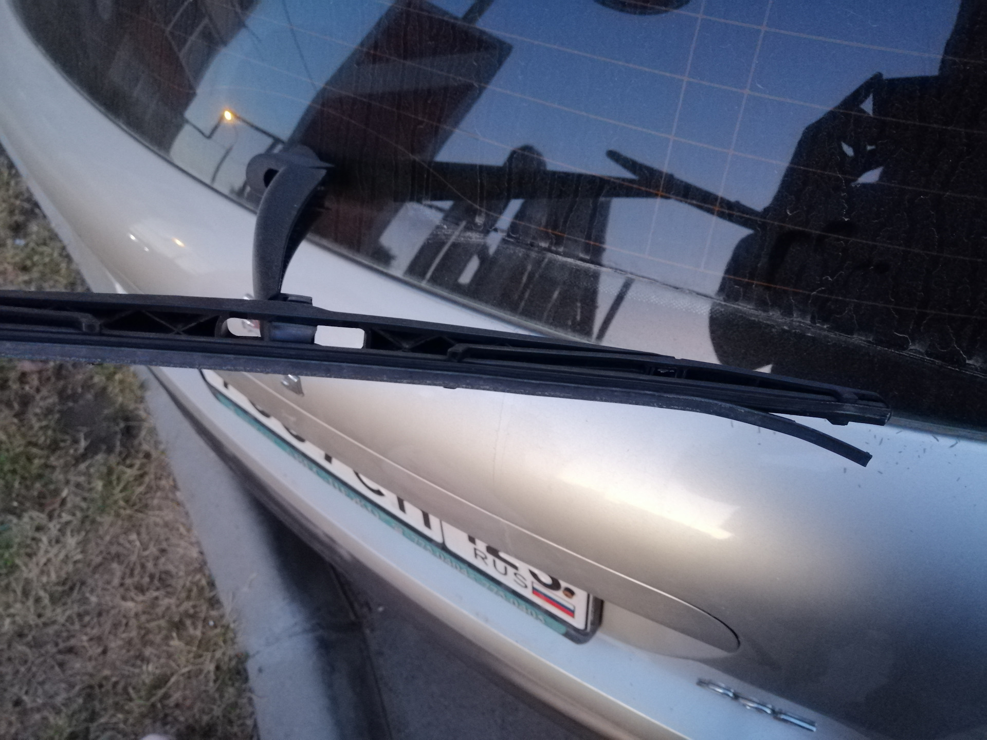 Дворники пежо. Задний дворник Пежо 207. Задняя щетка стеклоочистителя Peugeot 207.