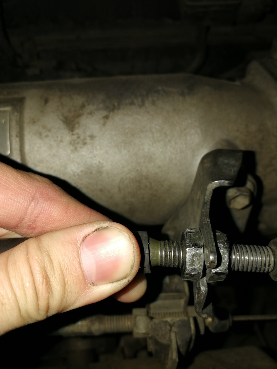 Тросик кикдауна акпп тойота. Фиксатор шарнира троса выбора передач sx4. Как снять тросик акпп. Трос акселератора автомат кпп на мерседес 124. Как снять тросик акпп.