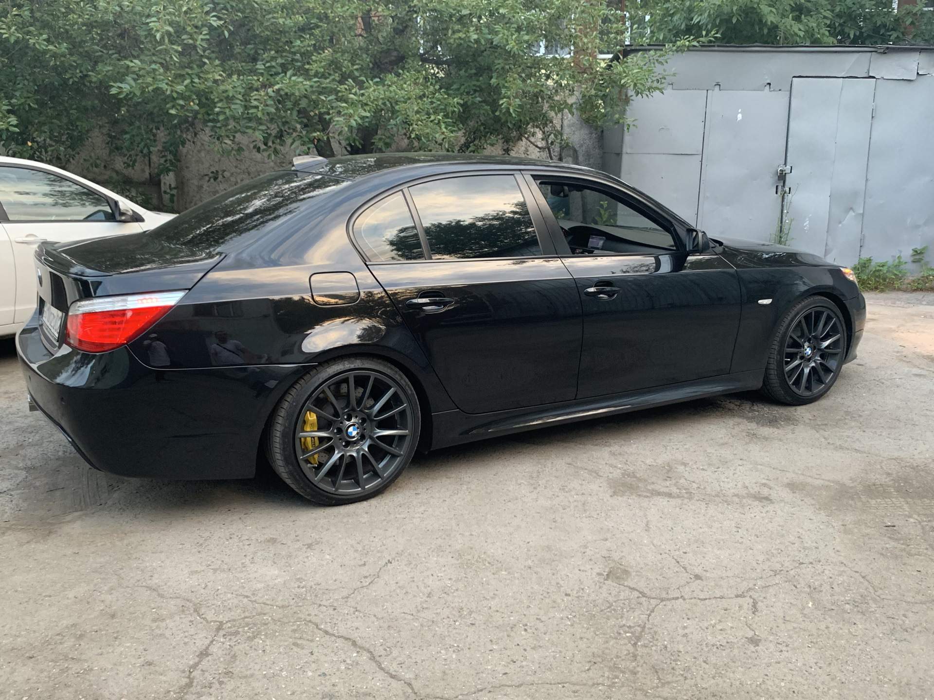 Черная e60 золотые диски