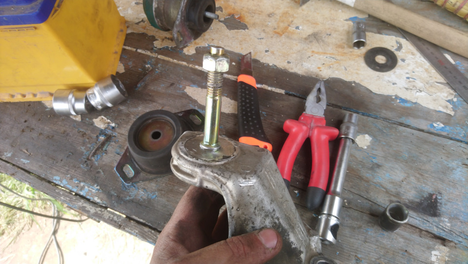 Подушка КПП. Кусок резины вместо гидравлической на 2.2. — Citroen C5 ...