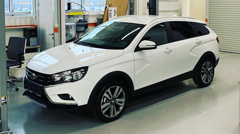 Lada Vesta SW Cross белая