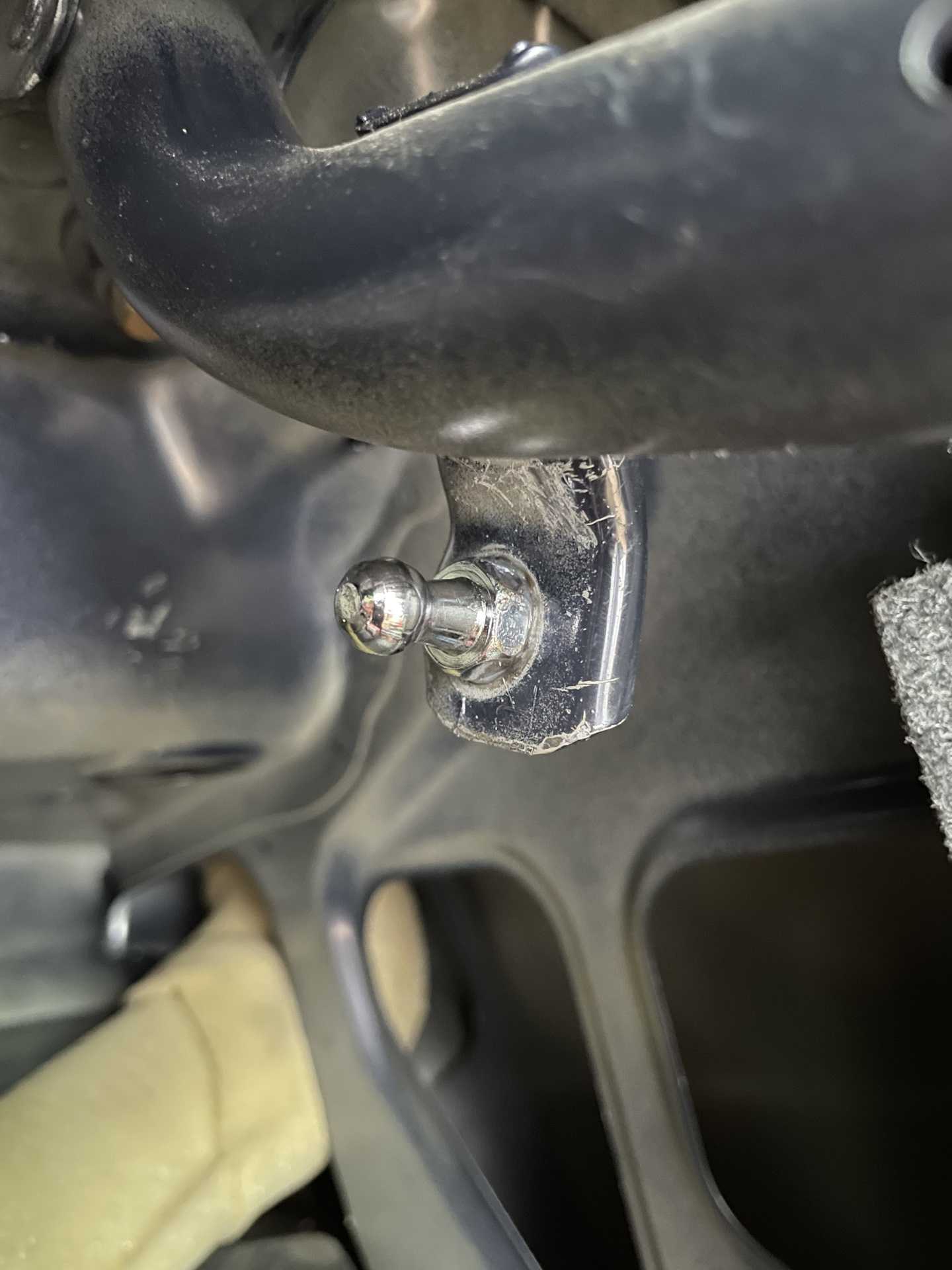Замена газовых упоров крышки багажника — Toyota Crown (S140), 2,5 л ...