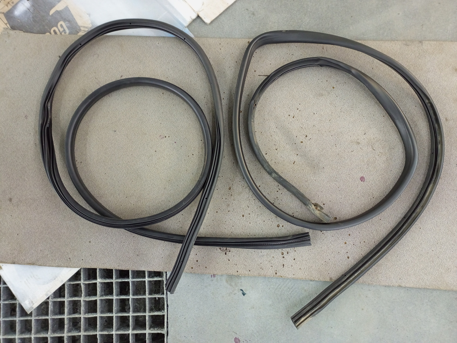 Уплотнитель двери бмв е34. Уплотнительная резинка проема двери. Уплотнитель задней левой двери вис 2349. Уплотнитель ваз-1118/2170/2123 двери "брт". Уплотнитель двери задка уаз патриот.