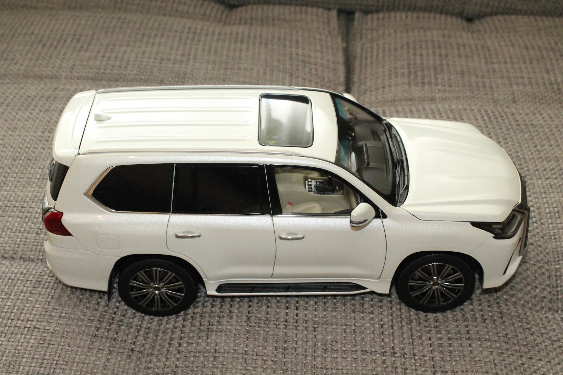 Lexus lx570 1:18